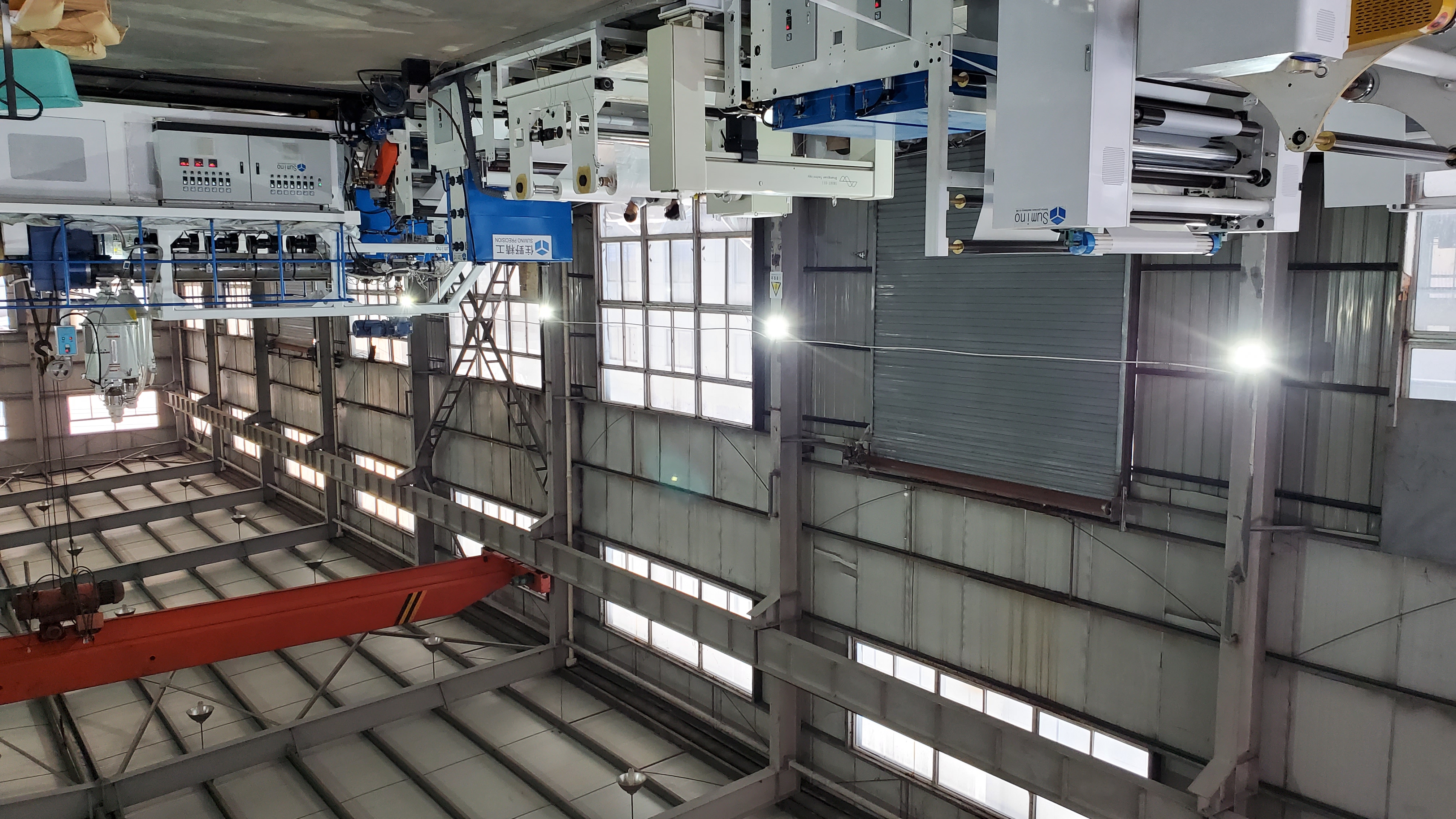 客戶生產現場-多層共擠（jǐ）三合（hé）一淋膜機